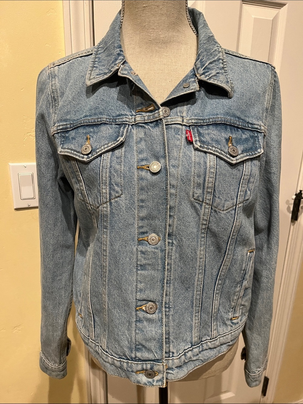 Levi's Light Blue Denim Jacket - Women's Button-Front Trucker